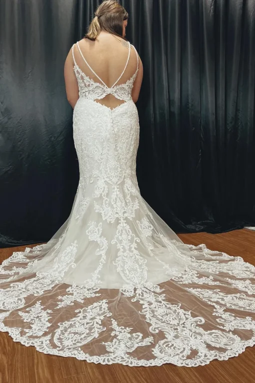 Mermaid V-Neck White Plus Size Lace Wedding Dress