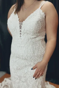 Mermaid V-Neck White Plus Size Lace Wedding Dress