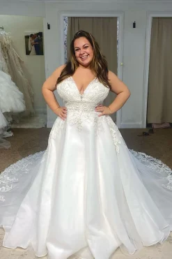 White A-Line Tulle Plus Size Long Wedding Dress with Appliques